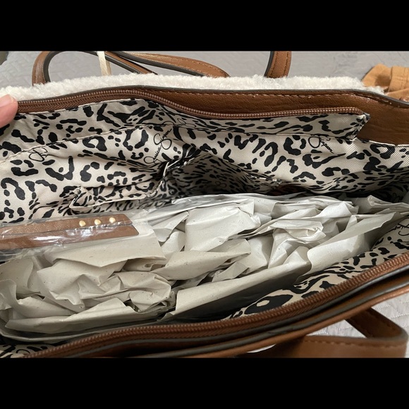 Jessica Simpson Handbag Retails for $118 - Picture 11 of 12
